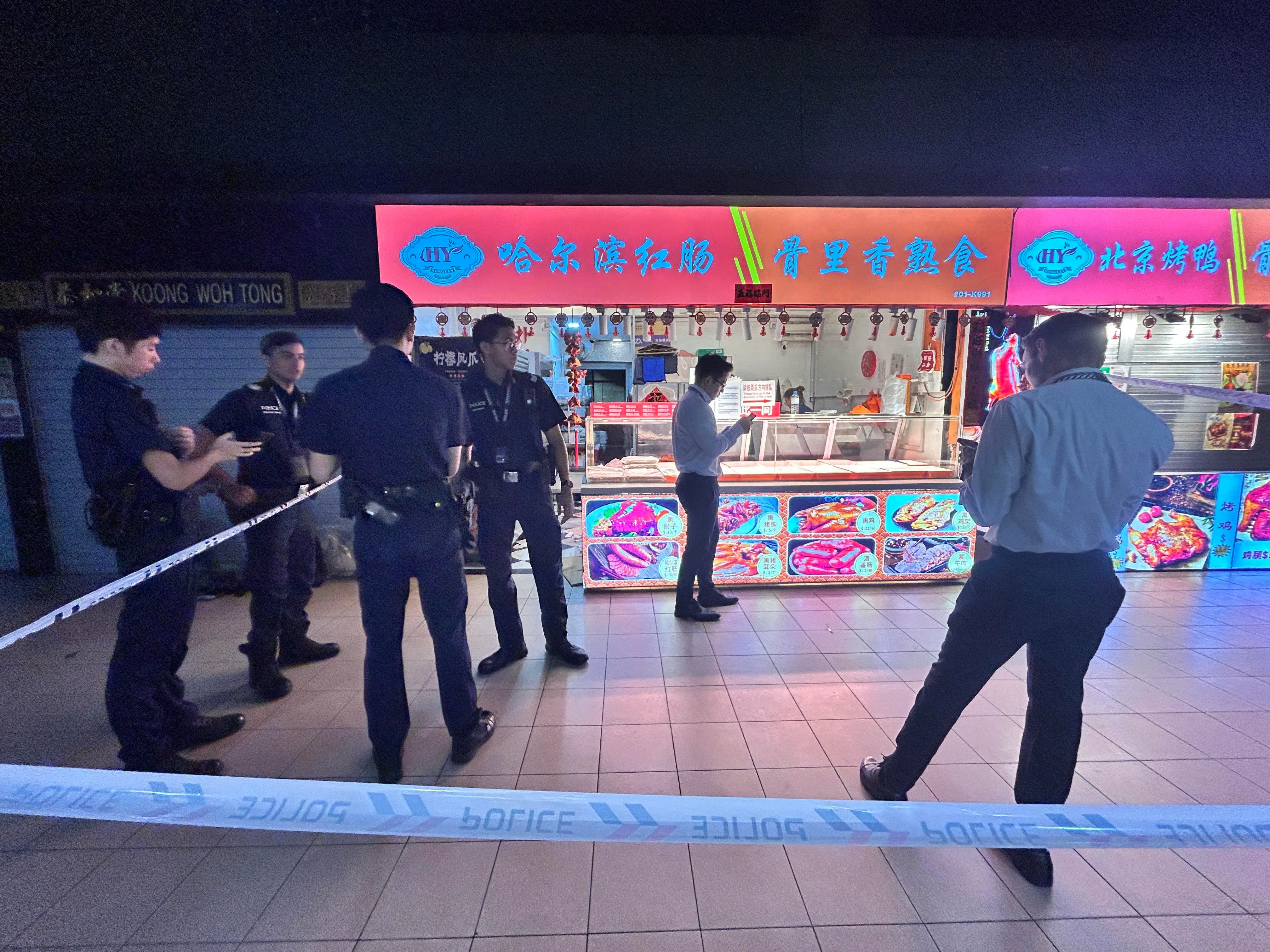警方在案发后封锁现场展开调查超过三小时，带走血衣和凶器等证物。（档案照片）