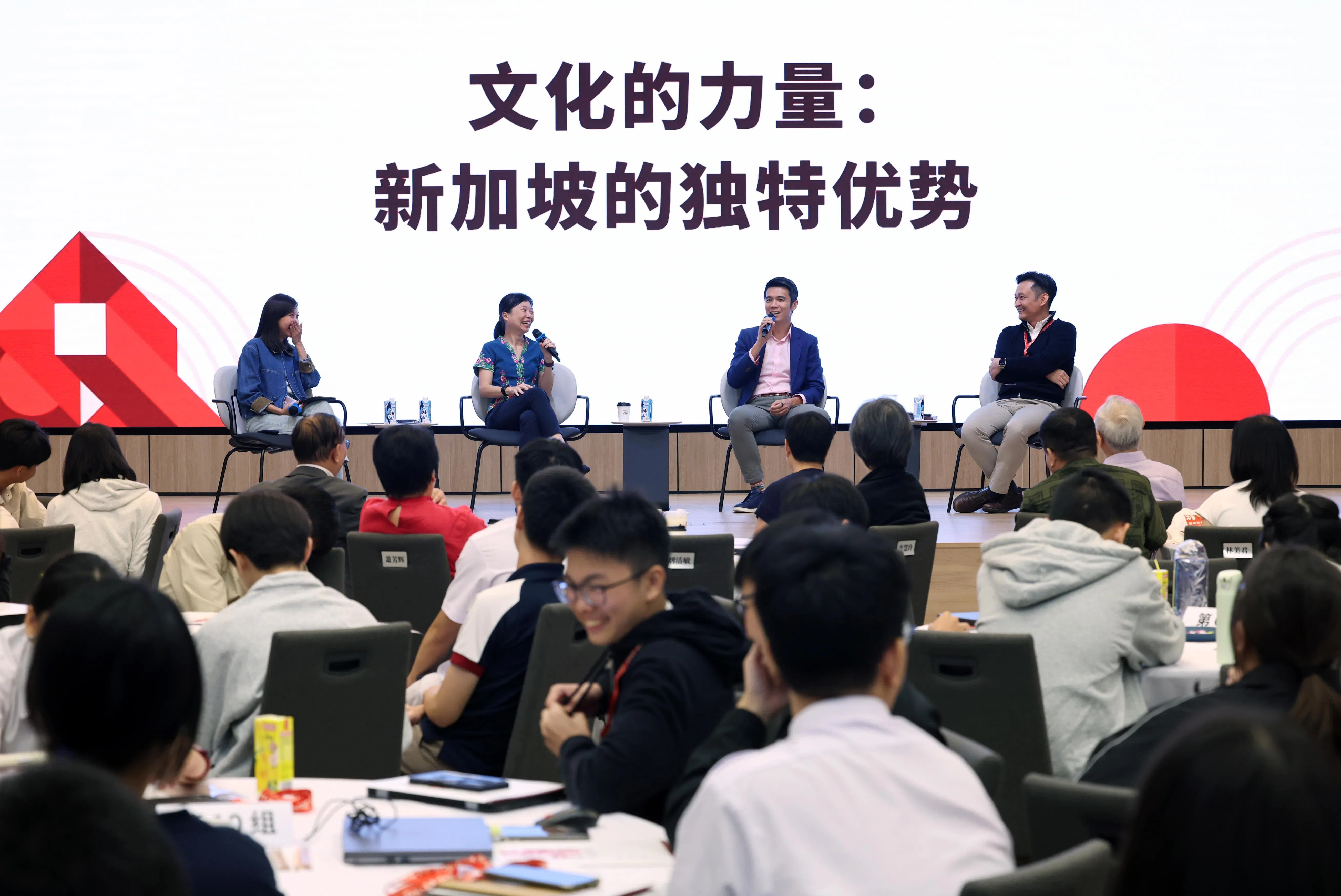 数码发展及新闻部兼教育部政务部长刘洁敏（左二）星期五（5月8日）在首届“华文大学先修班研讨会”座谈会与学生对话时提醒，在AI无处不在的时代，人的原创内容、思考能力与经验更显珍贵。为活动担任演讲嘉宾的凯德投资商业管理首席执行官杨钦富先生（右二）和百美集团总裁陈永绍（右一），也就AI带来的影响、本土文化与身份认同等课题与学生进行交流。主持座谈会的是新报业媒体华文媒体集团战略策划组经理林欣蓓（左一）。（陈渊庄摄）