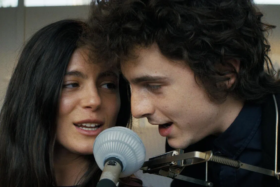 Monica Barbaro（左）和Timothée Chalamet都为电影现场演唱。（迪士尼提供）