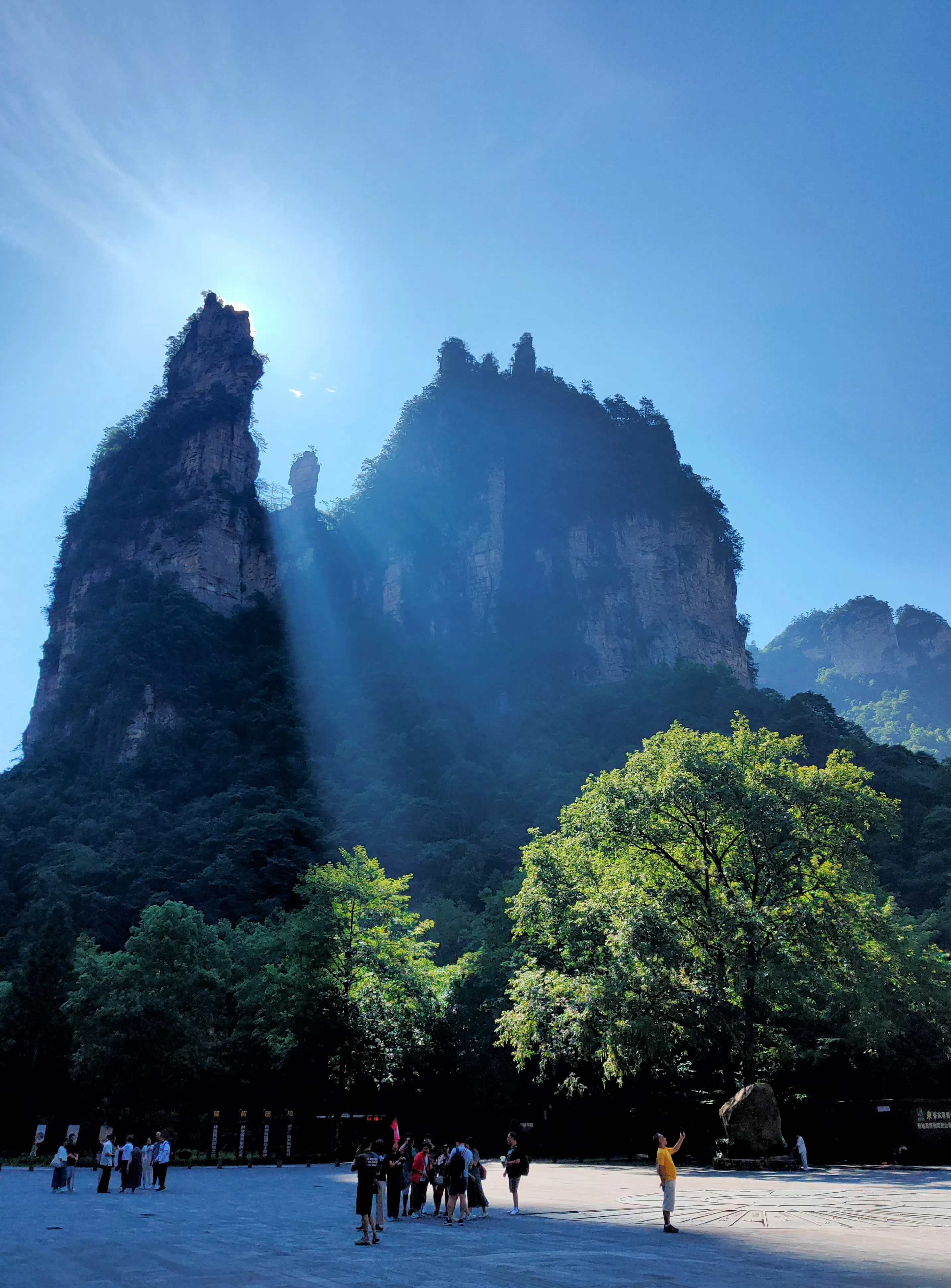 金鞭溪入口处的神光奇景。（陈静芳摄）