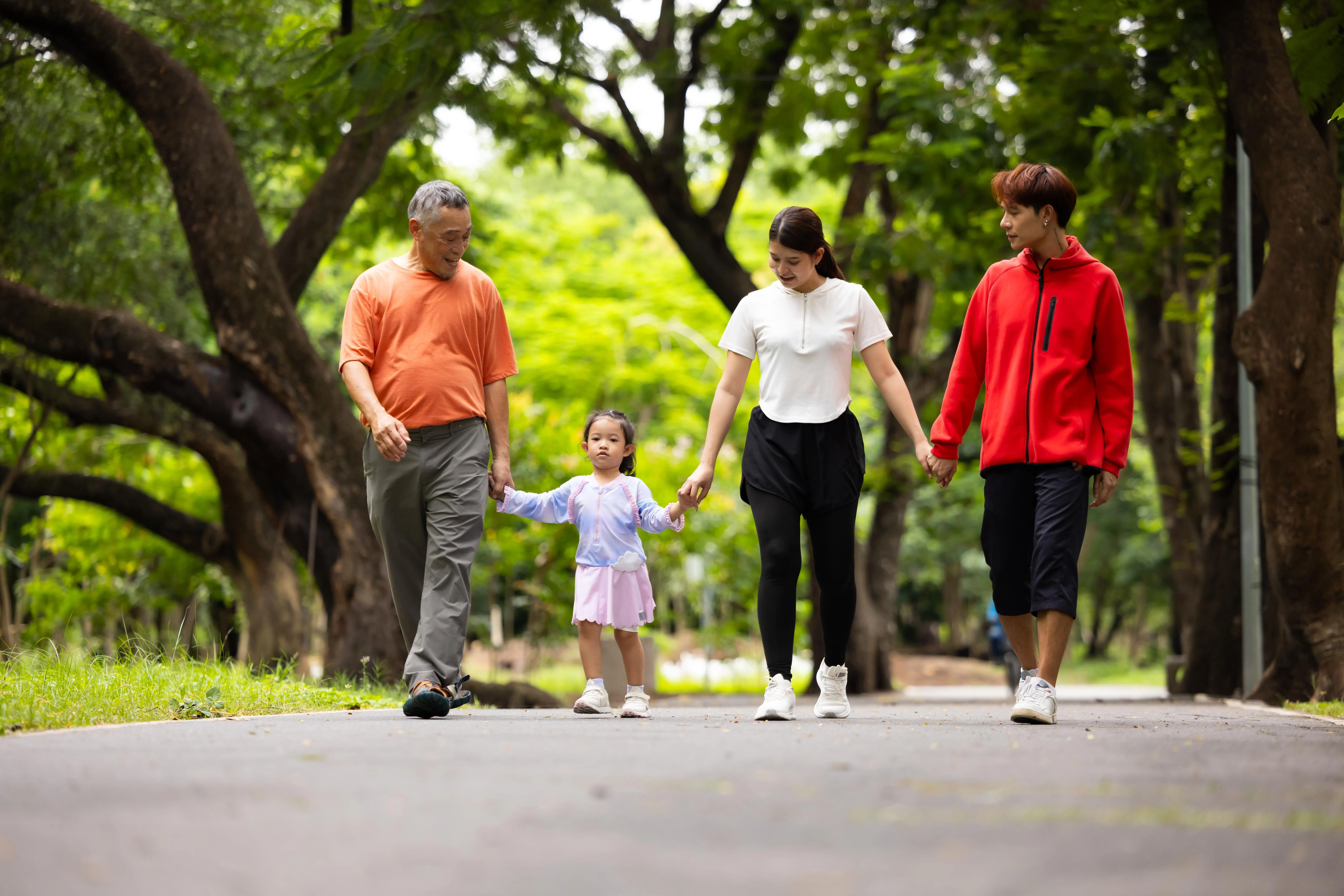定期运动有助维持骨密度，尤其是步行、跳舞和轻度力量训练，效益特别大。（iStock图片）