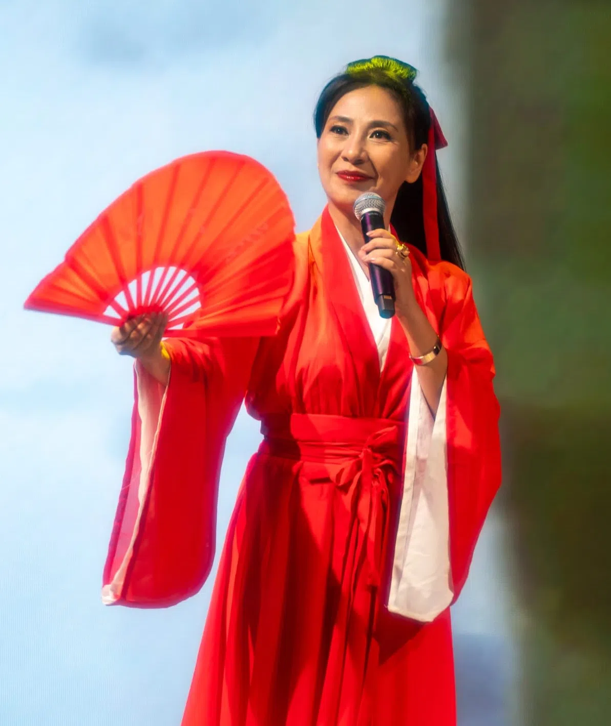 何永芳在活动上演唱《沧海一声笑》。（受访者提供）