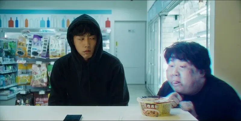 剧中的鬼或一脸惨白或七孔流血，但都不会太恐怖。（互联网）