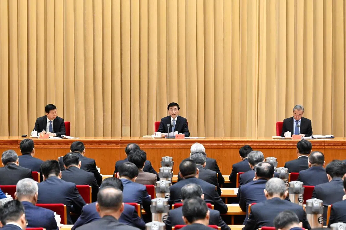 在2月下旬举行的年度对台工作会议上，中共政治局常委兼中央对台工作领导小组副组长王沪宁（中）提出“要坚决反对和遏制外部势力干涉，巩固国际社会坚持一个中国原则的格局”。（新华社）