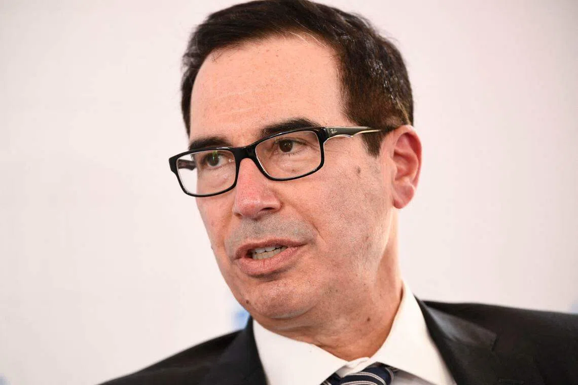 美国前财长姆努钦说，他正与潜在投资者商讨收购TikTok。图为姆努钦2021年10月在米尔肯研究所全球论坛上发言。（法新社档案照）