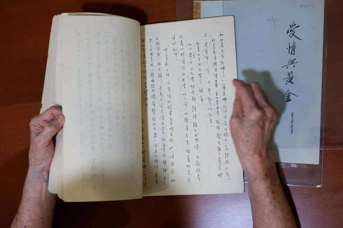 蔡亮说父亲的字娟秀，一眼就能认出。她最喜欢父亲参与的电影《马来亚狂恋》。（龙国雄摄）