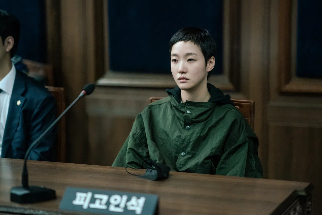 金高银在剧中饰演绰号“魔女”的暮恩，演技在线。（Netflix提供）