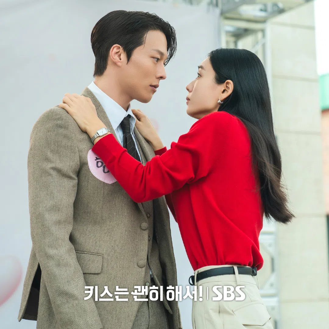 张基龙（左）和安恩真在《一吻爆炸》中上演办公室恋情。（取自SBS Drama脸书）