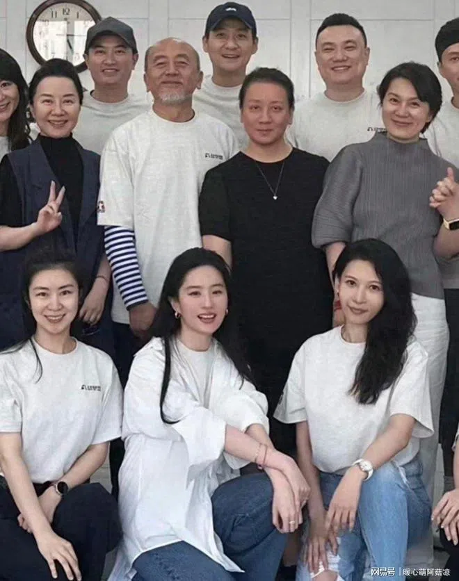 刘亦菲（前排中）和昔日老师、同学合照，让出C位。（互联网）