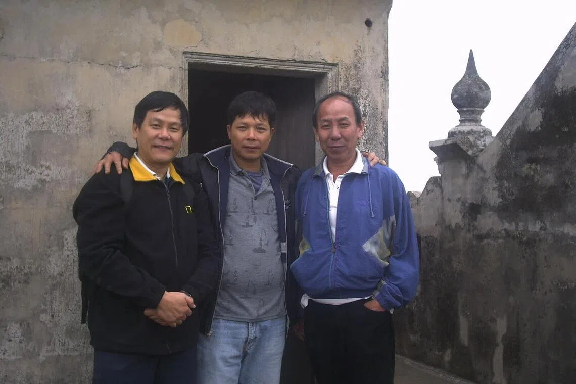 方可弘（左）与弟弟方弘基（右）及亲戚参观曾祖父所建的碉楼。（受访者提供）