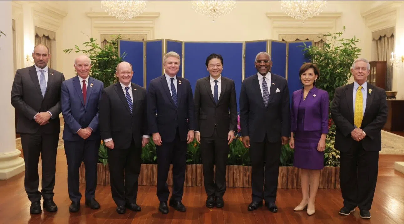 黄循财（右四）会见由迈克尔·麦考尔（左四）和格雷戈里·米克斯（右三）联合率领的美国众议院外交委员会国会代表团。（新加坡外交部提供）