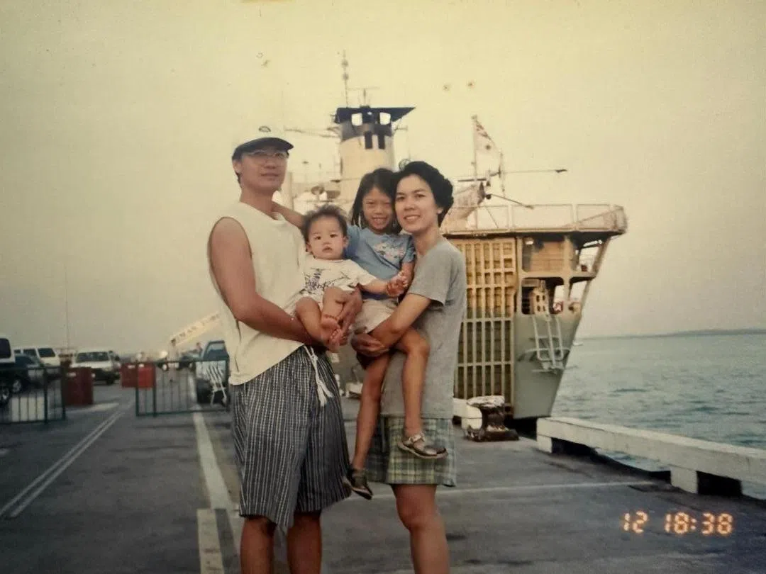 黎国迎（左）回乡重建家园时，已在新加坡成家，并育有两个孩子。他表示，妻子郭月铃（右）的理解与支持，是他最大的动力。（受访者提供）