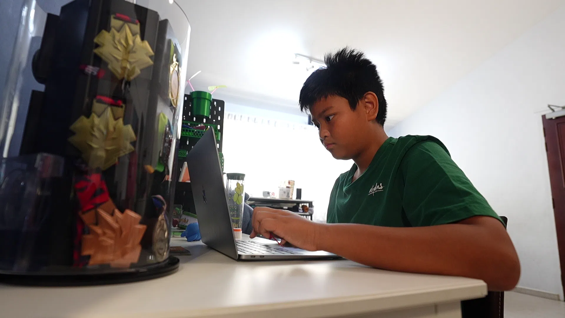 11岁的李赞耀在父亲的鼓励下接触新兴科技，例如3D打印。（视频截图）