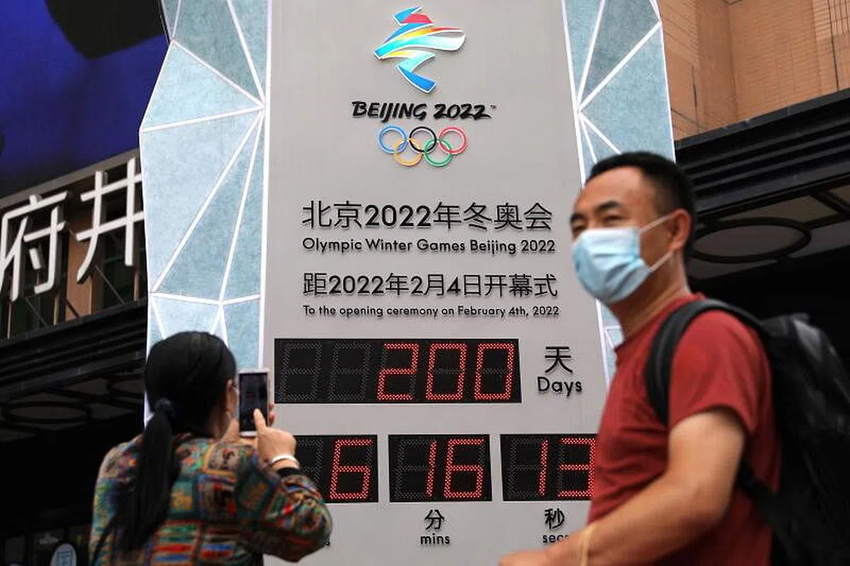北京王府井的电子倒计时钟今天（19日）显示，距离2022年北京冬运会开幕式还剩200天。（路透社）