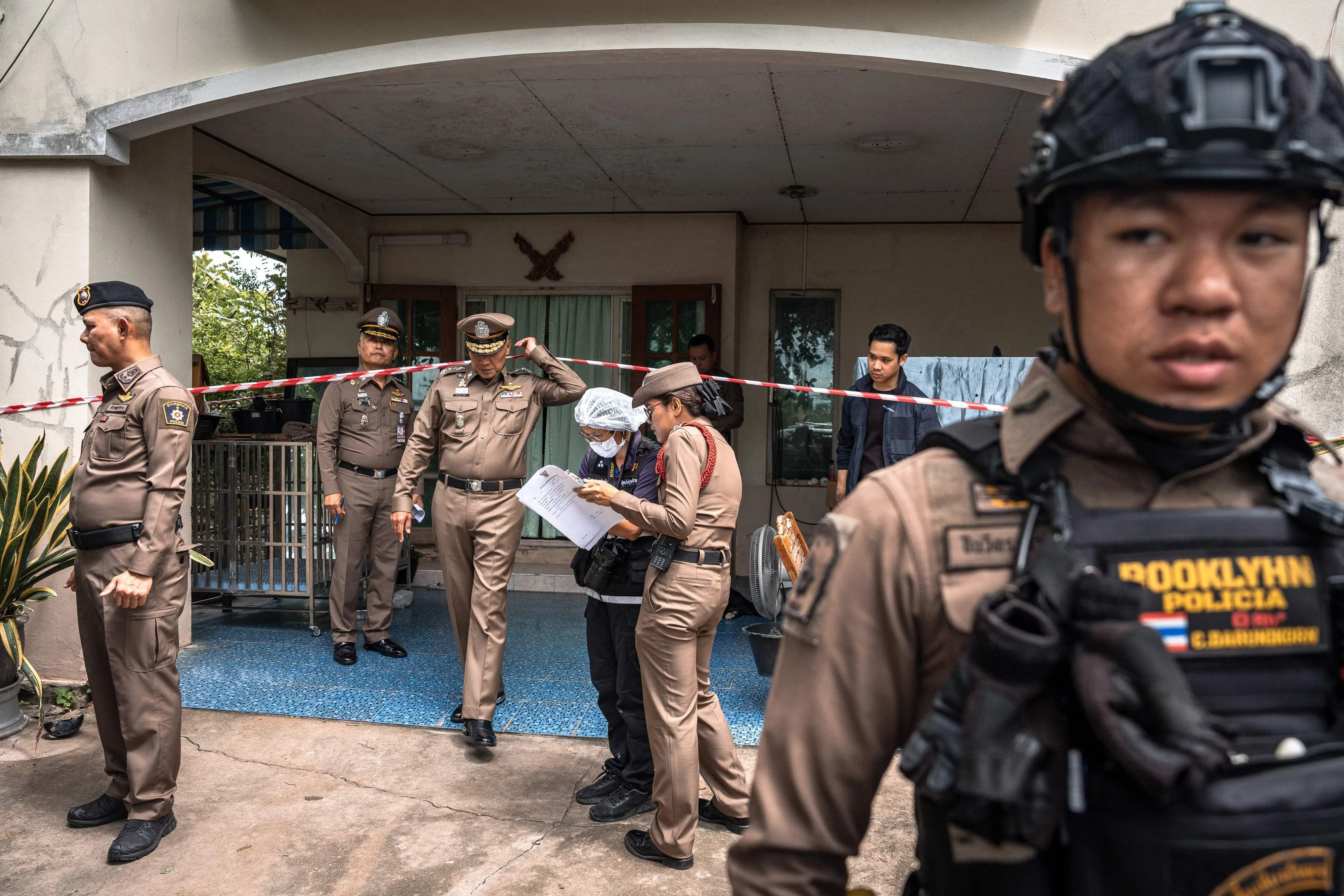 暖武里府周五发生校园枪击事件后，警方到少年枪手的住家调查，揭发枪手祖父母已遭杀害。（法新社）