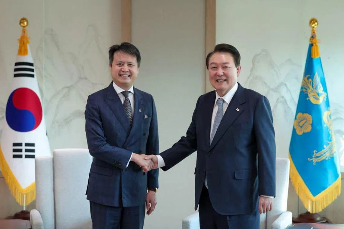 邓鸿森（左）2023年2月8日对韩国进行正式访问，与韩国总统尹锡悦探讨支持更多女性和中小企业善用知识产权，建设更包容的全球知识产权生态。（韩国总统办公室提供）