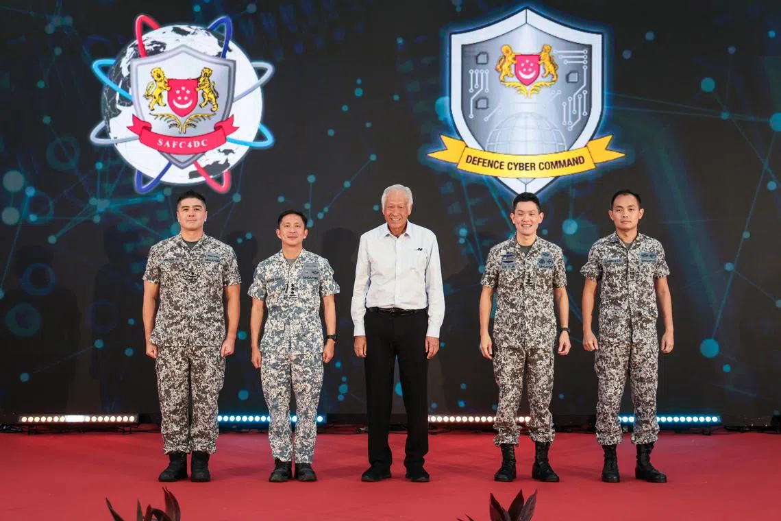 国防部长黄永宏医生（中）星期二为新加坡武装部队指挥、控制、通信和电脑与数码化指挥部（SAFC4DC）以及国防网络指挥部（DCCOM）主持成立仪式。武装部队总长孟耀诚海军中将（左二）、国防数码防卫与情报军总长李毅骏少将（右二）、SAFC4DC司令黄竑恺准将（左一），以及DCCOM司令蔡格仁上校出席仪式。（张俊杰摄）