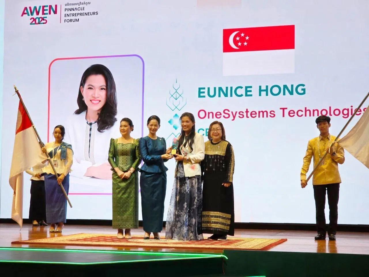 韩美咪（前排左三）在柬埔寨领取亚细安女企业家奖。（受访者提供）