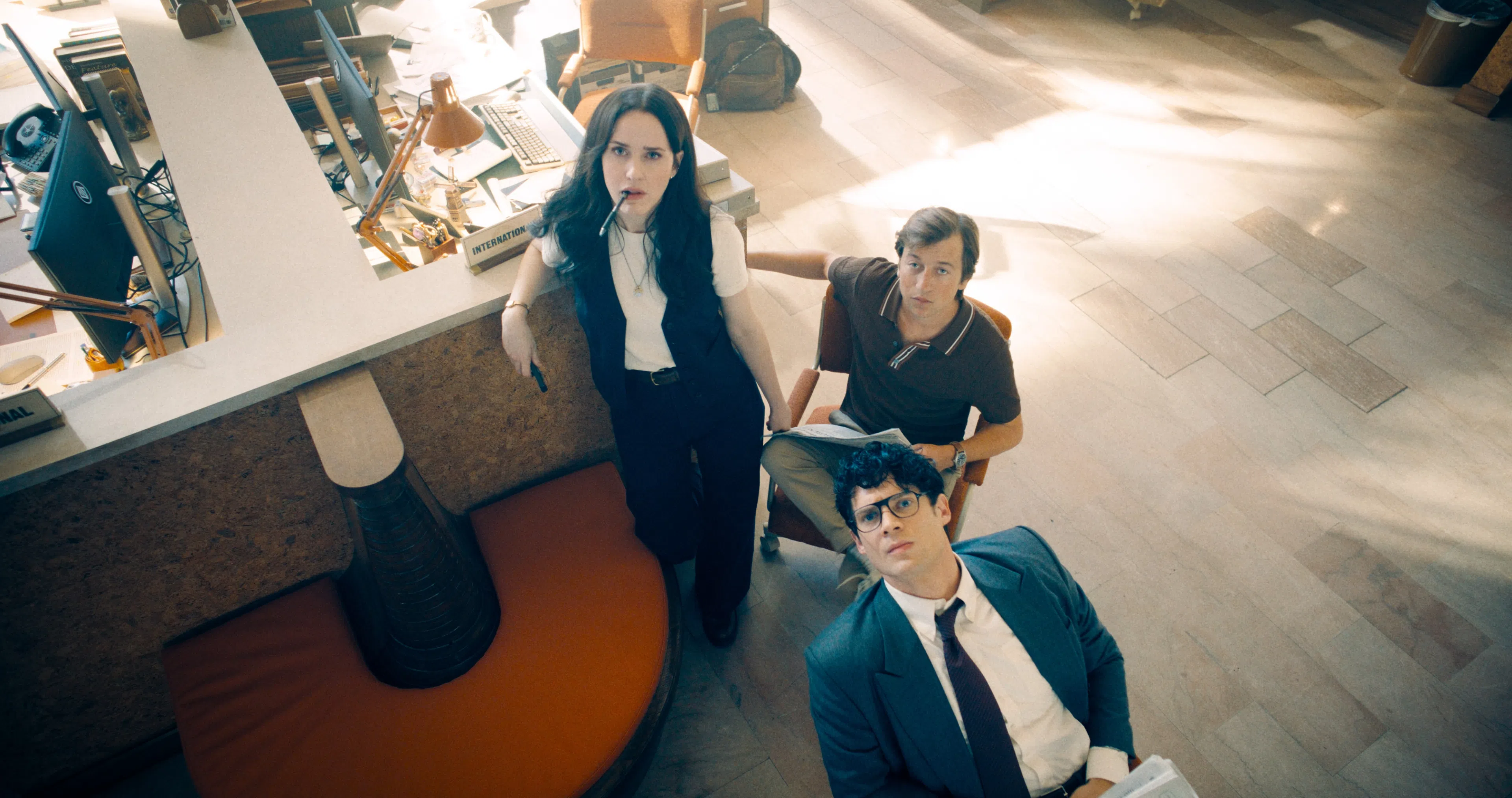 Rachel Brosnahan（左）饰演报社记者Lois Lane，和“超人”同事David Corenswet（前）有感情线。（华纳兄弟提供）