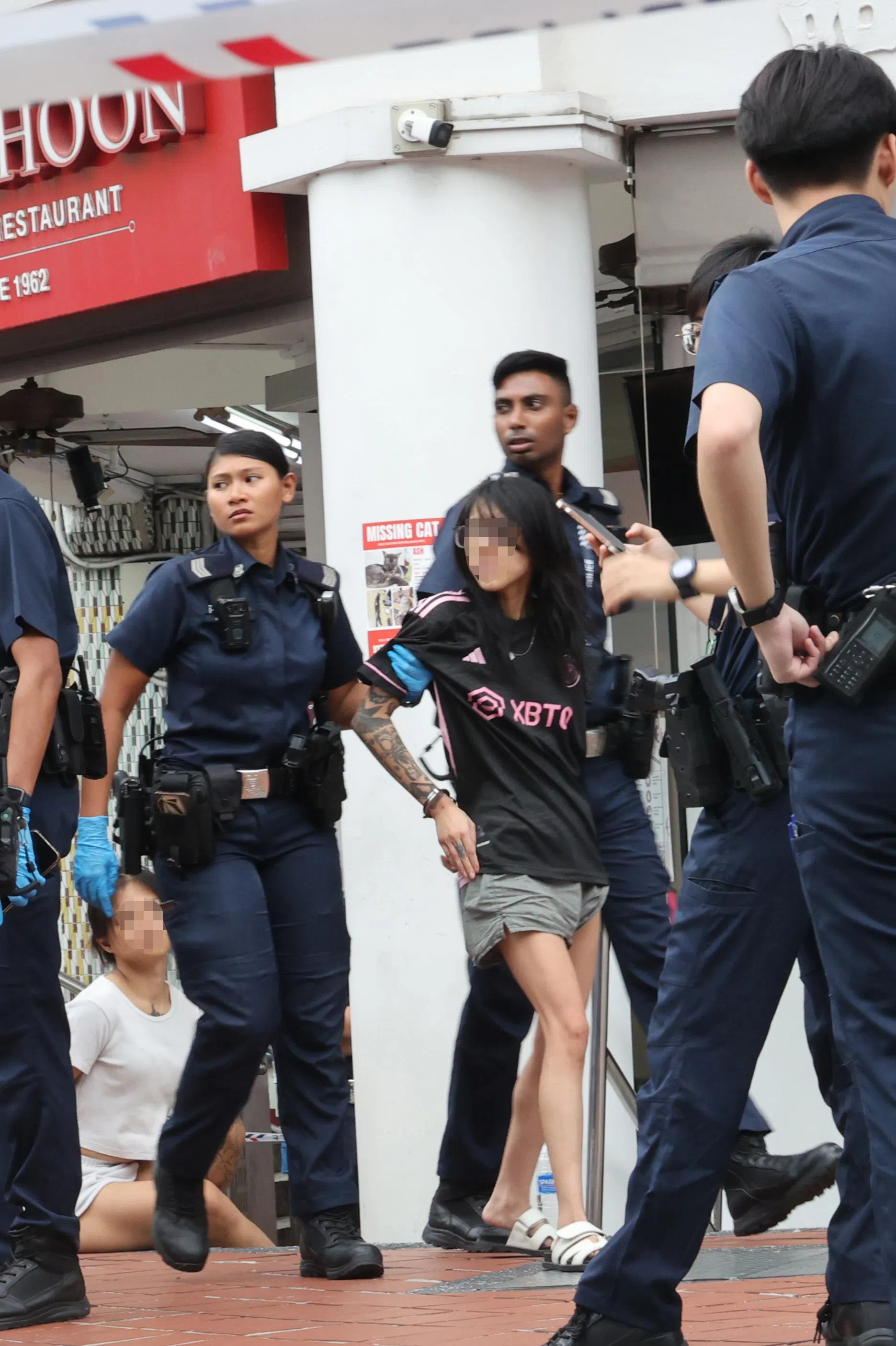 车上另一名女子也疑因涉毒被捕。（新明日报照片）