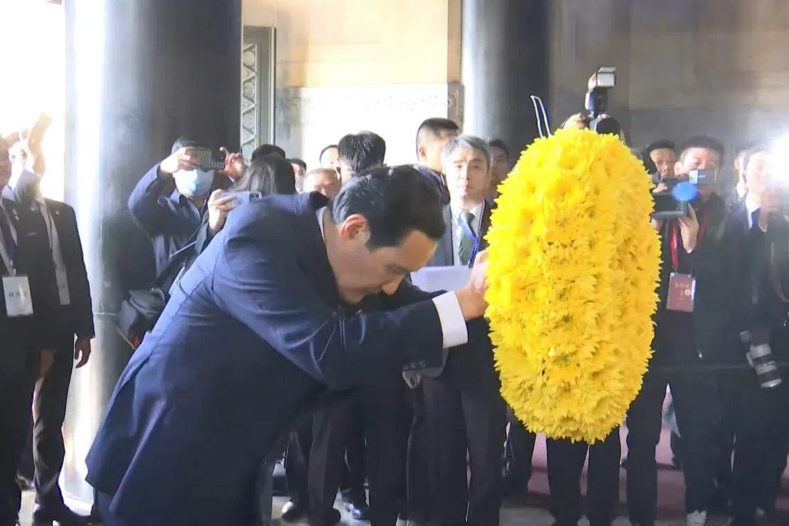 台湾前总统马英九3月28日上午在南京中山陵，向孙中山棺木行三鞠躬礼。（视频截图）