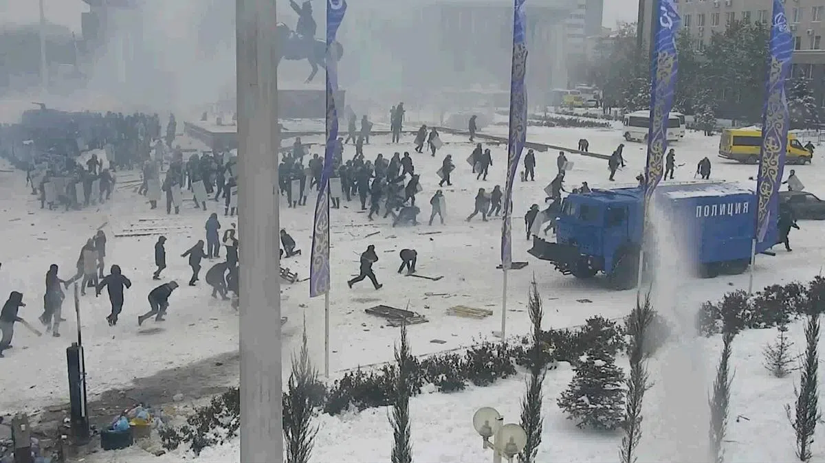 独立人权专家批评哈萨克安全部队“无节制地使用武力”，并表示他们对总统托卡耶夫选择将抗议者描述为“土匪和恐怖分子”感到担忧。（路透社）