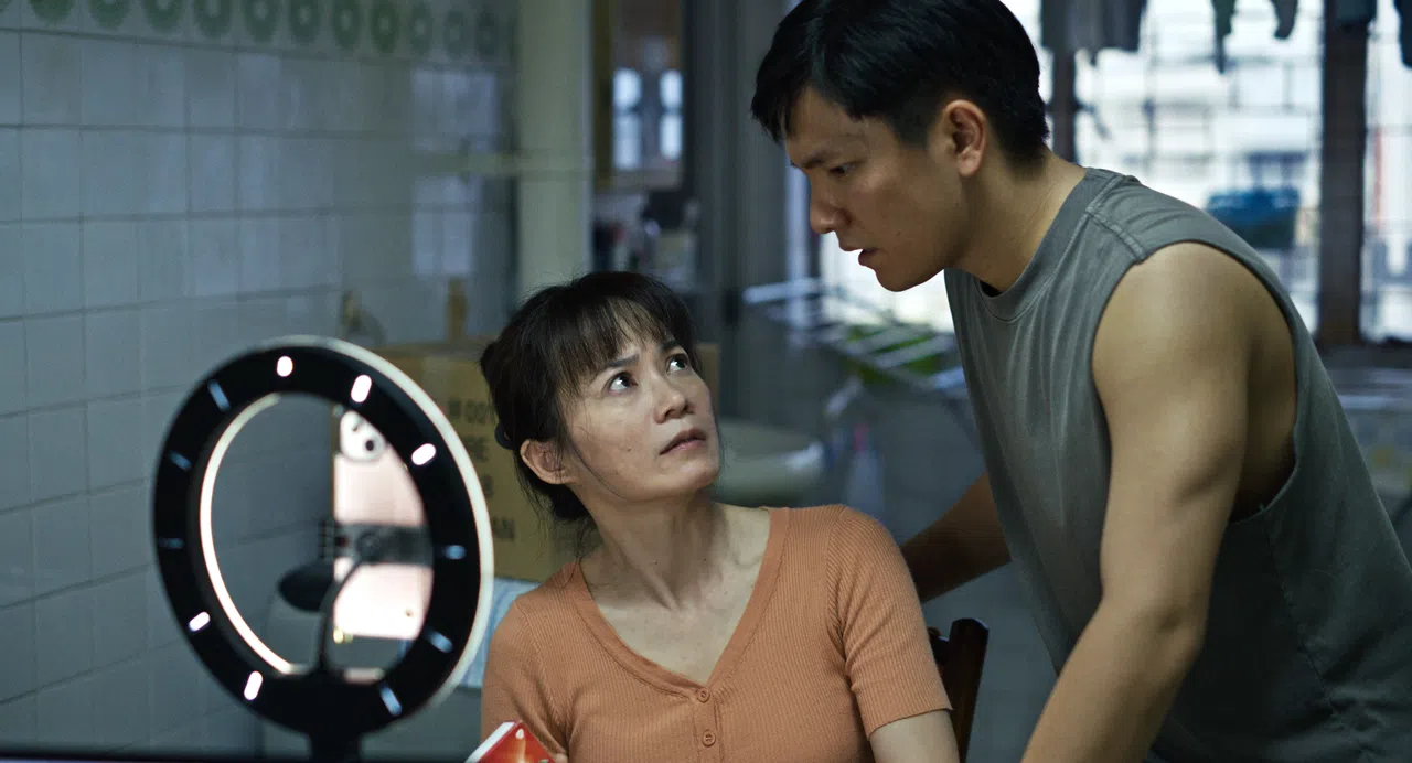 杨雁雁（左）和许家乐在片中是“另类母子”。（互联网）