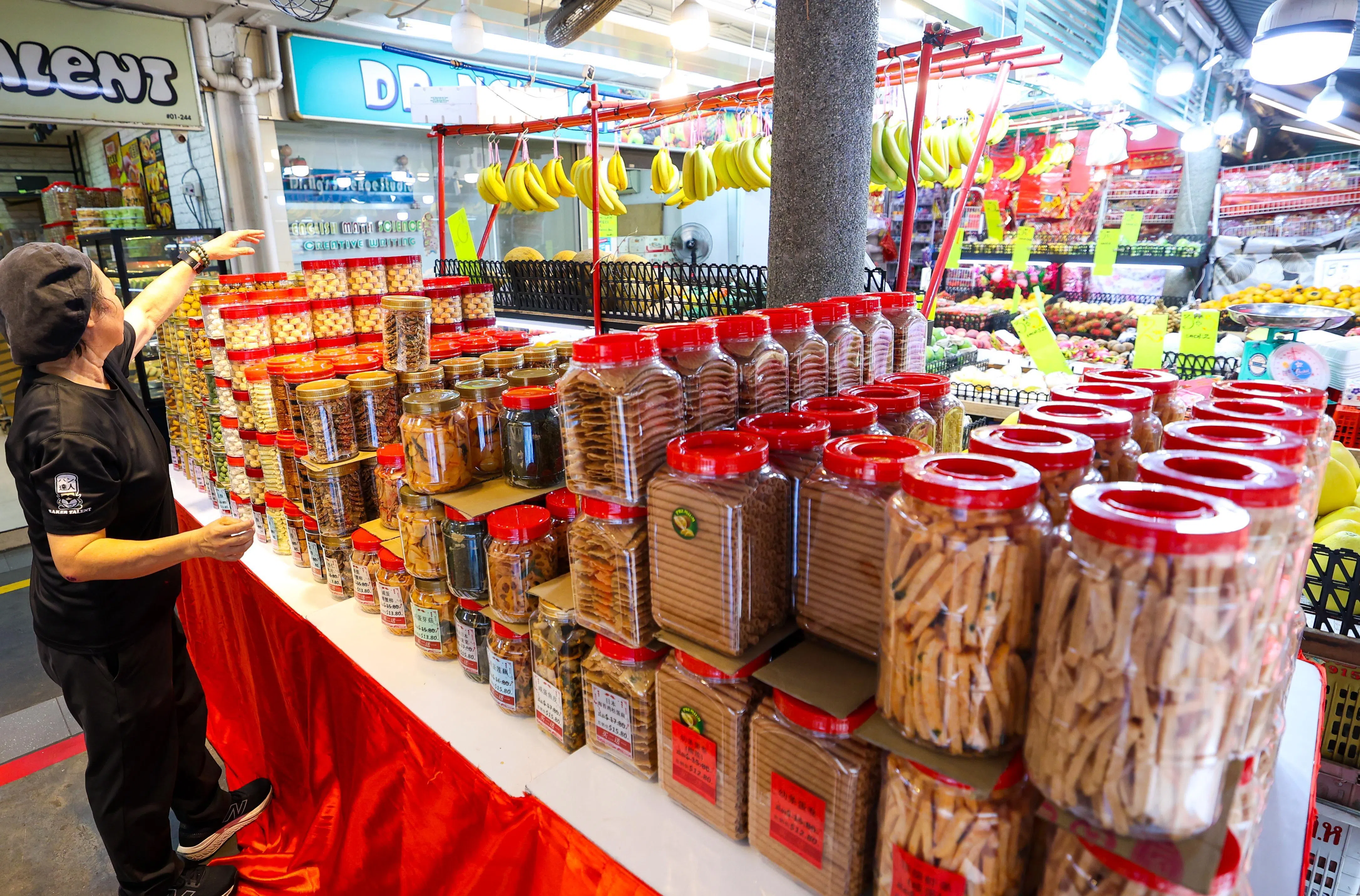 大巴窑7巷湿巴刹和熟食中心一带，商店陆续开始售卖新年装饰品和年饼。受访店员透露，接下来会有更多年货上架，让附近居民能就近购买。（林明顺摄）
