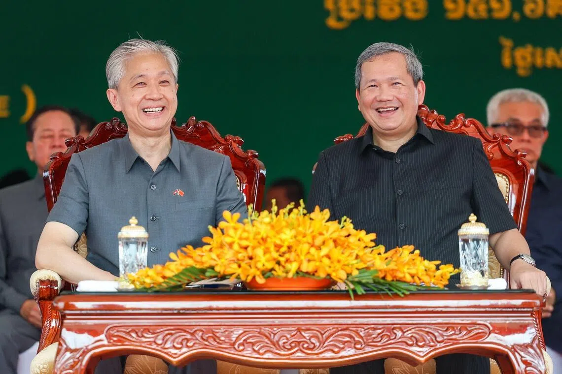 柬埔寨首相洪马内（前排右）和中国驻柬大使汪文斌（前排左）一同出席德崇富南运河第二阶段动工仪式，象征中柬合作的这个大型项目取得重要进展。（法新社）