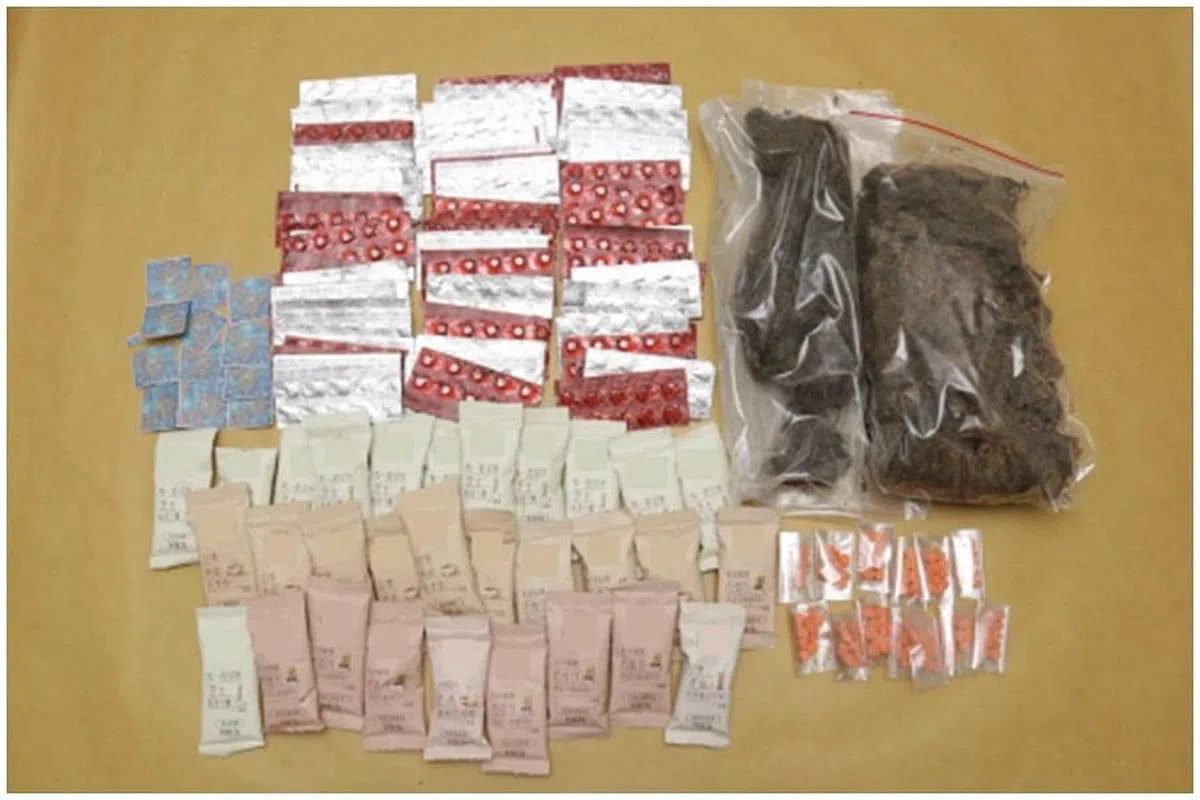 肃毒员在房内的马桶、水箱和排水管等处起获大量毒品，这些毒品的黑市价估计达17万7000元。（中央肃毒局提供）