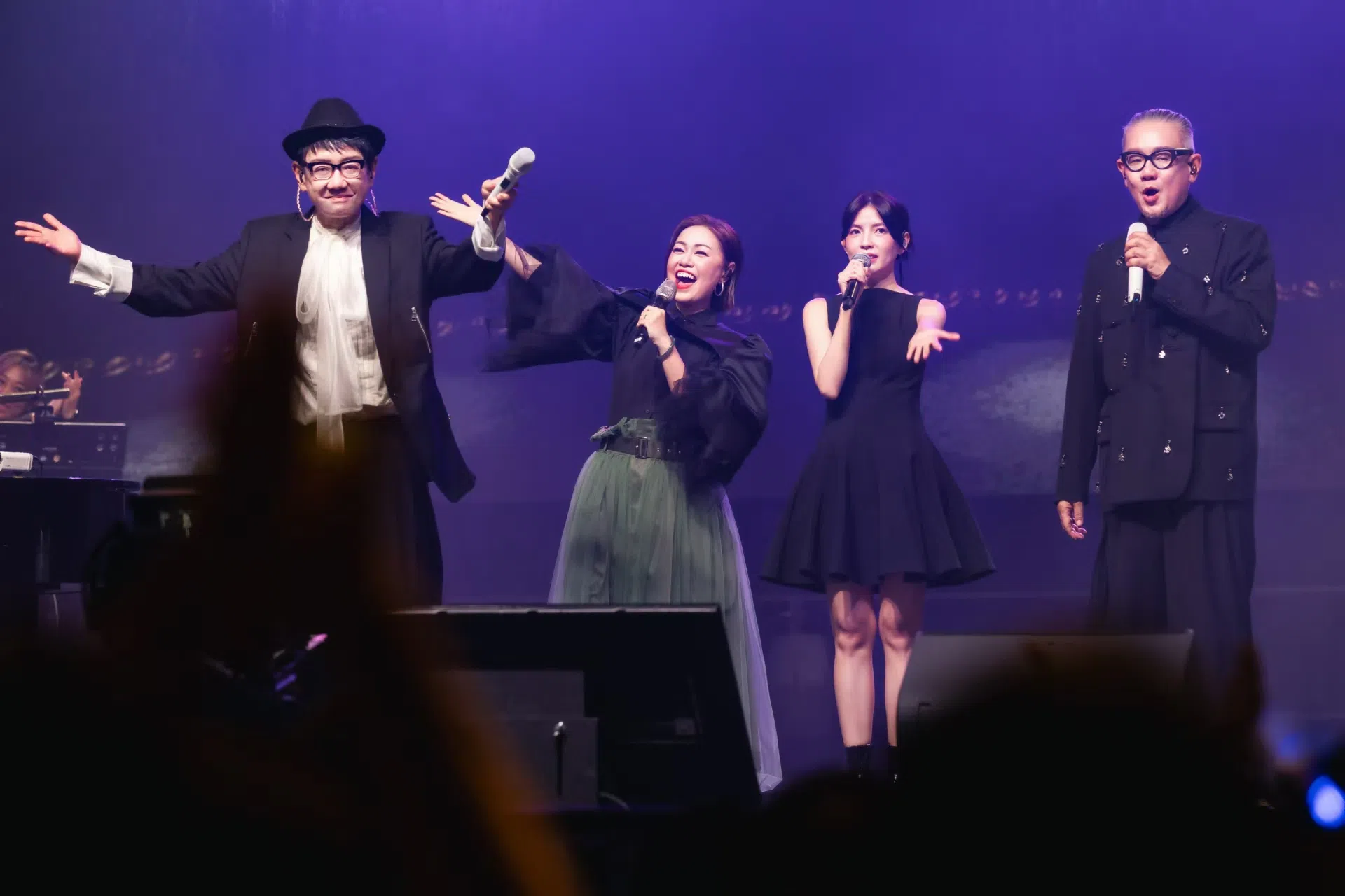 董姿彦（左二）和郭美美（左三）同台演唱《风筝》。（伟思音乐提供）