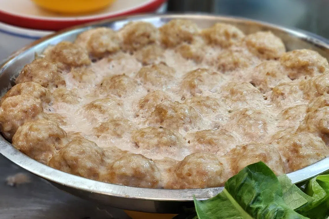 肉丸像妈妈手剁猪肉碎挤出来的，不算精致但诚意满满。（陈爱薇摄）