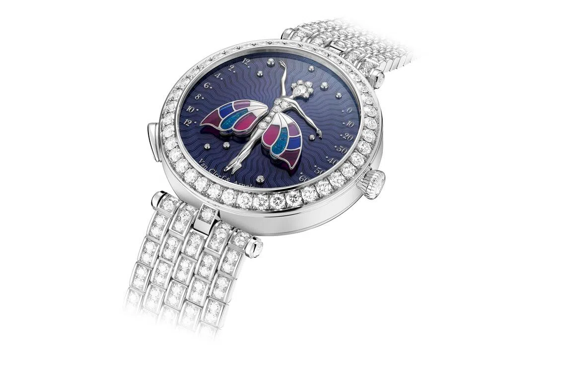 Lady Arpels Ballerine Enchantée腕表以双层芭蕾裙结构演绎时间，上层代表时，下层代表分。（梵克雅宝提供）