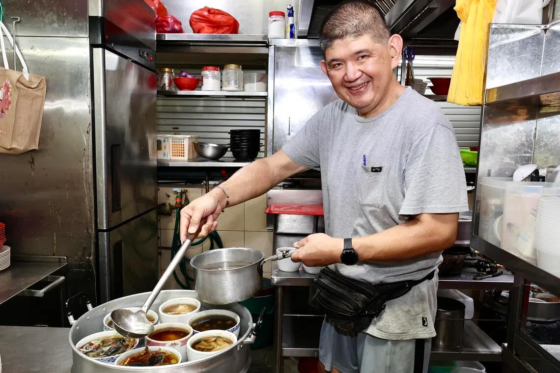 李添贵守护父亲李成基留下的成基黑鸡补品档口。（周国威摄）