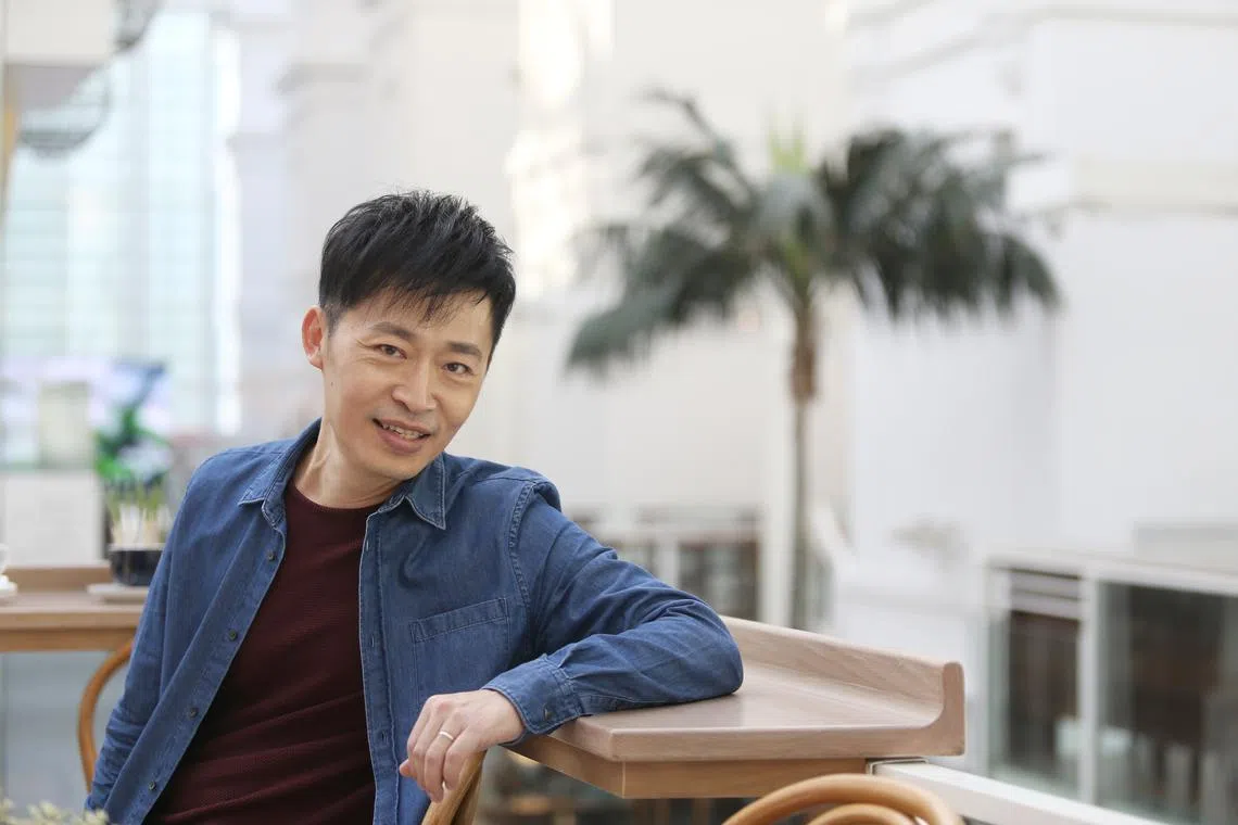 梁文福是新谣代表人物，创作了多首脍炙人口的新谣歌曲，如《细水长流》《新加坡派》《一步一步来》《历史考试前夕》等等。