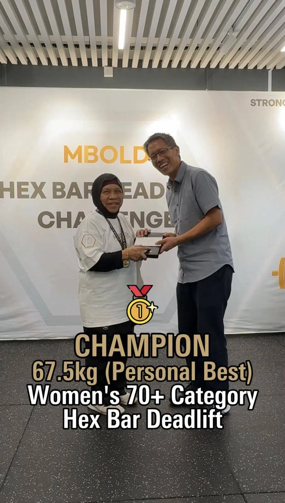 露丝参加了力量训练健身房MBold举办的硬拉（Deadlift）比赛，并在“70岁及以上”的组别中，以67.5公斤的傲人成绩夺冠，还刷新了个人纪录。（受访者提供）