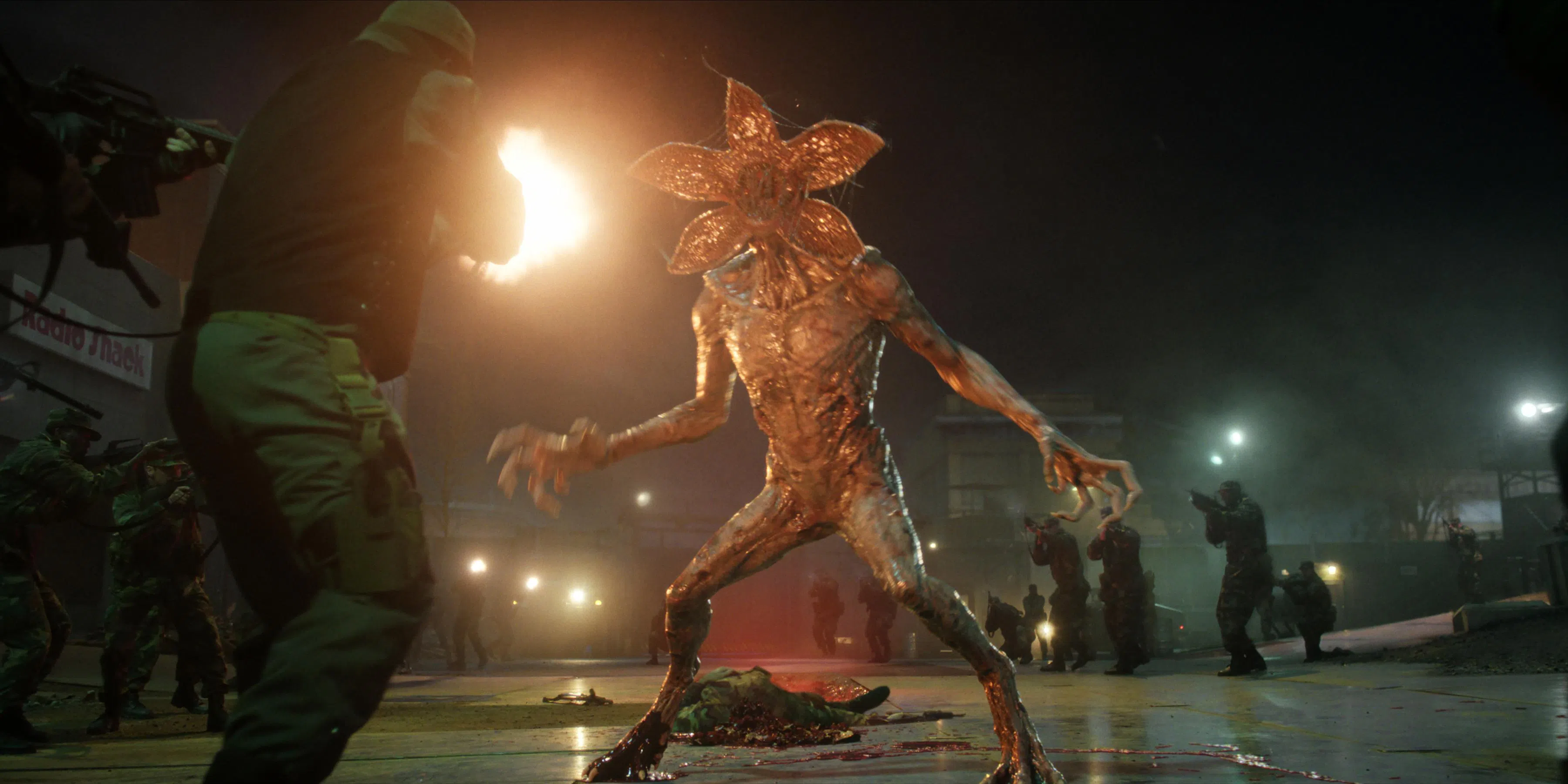 被Vecna（维克那）控制的怪物Demogorgon（夺心魔）战斗力爆棚。（Nexflix提供）