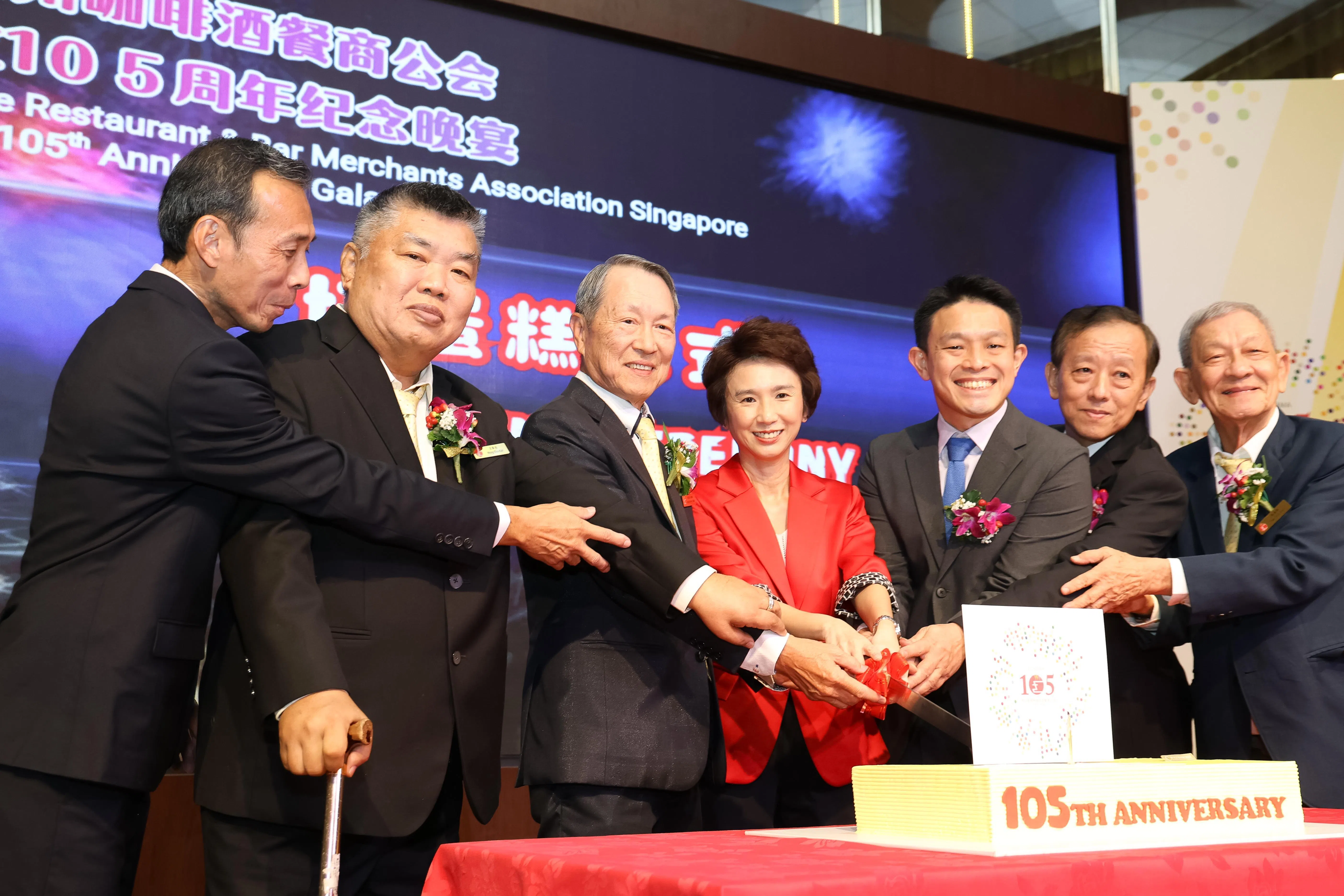 福州咖啡酒餐商公会于福州大厦举办105周年庆典晚宴。公会主席洪宝兴（左三）和贸工部兼文化、社区及青年部高级政务部长刘燕玲（左四），以及公会正财政张宝光（左起）、庆典筹委主席王斯杰、裕廊东—武吉巴督集选区议员许德财、第二副主席林光国及正总务程道润，一起在台上切蛋糕。（福州咖啡酒餐商公会提供）