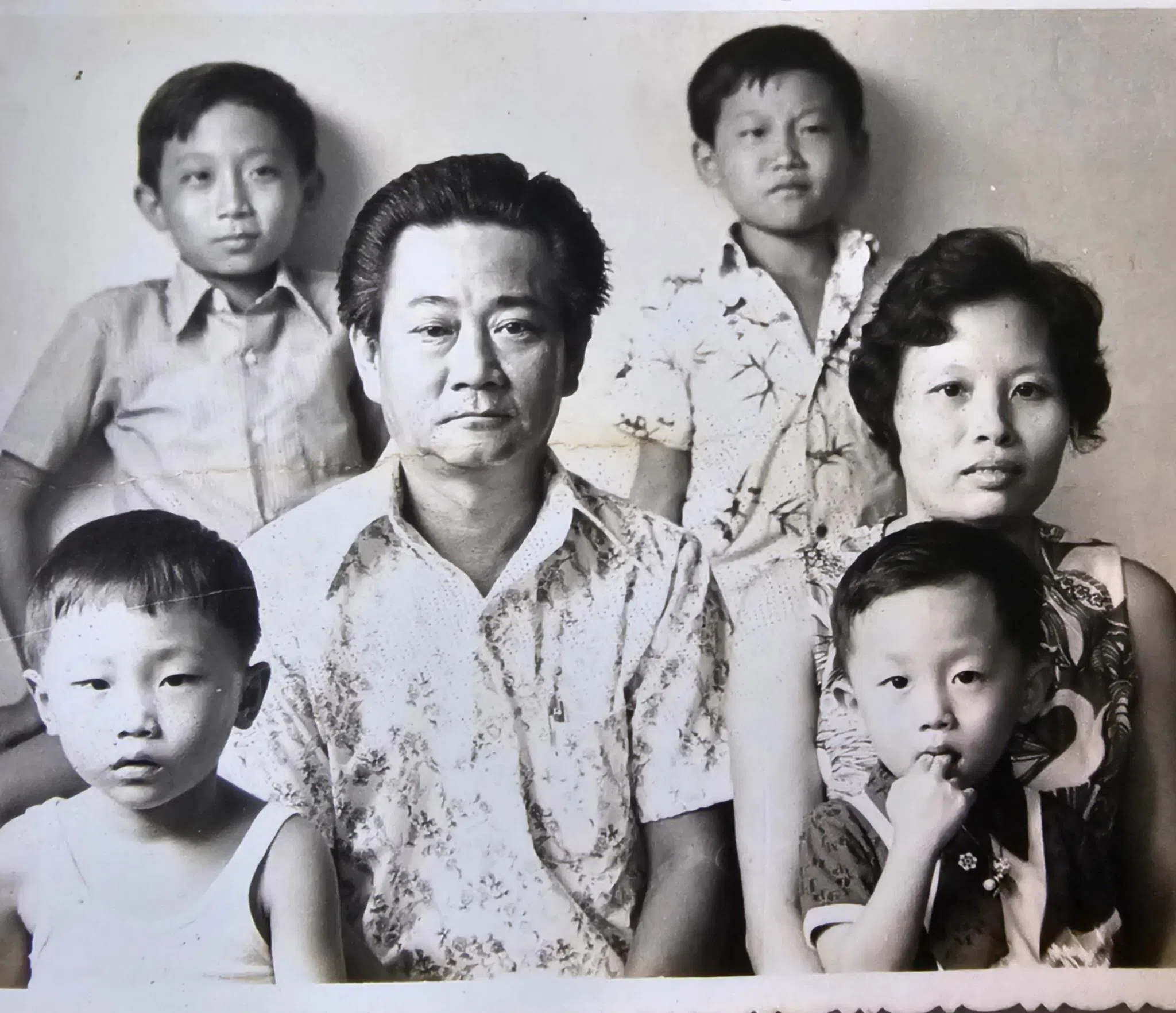 陈喜明（前排左一）童年时与家人留下的唯一一张全家福。（陈喜明提供）