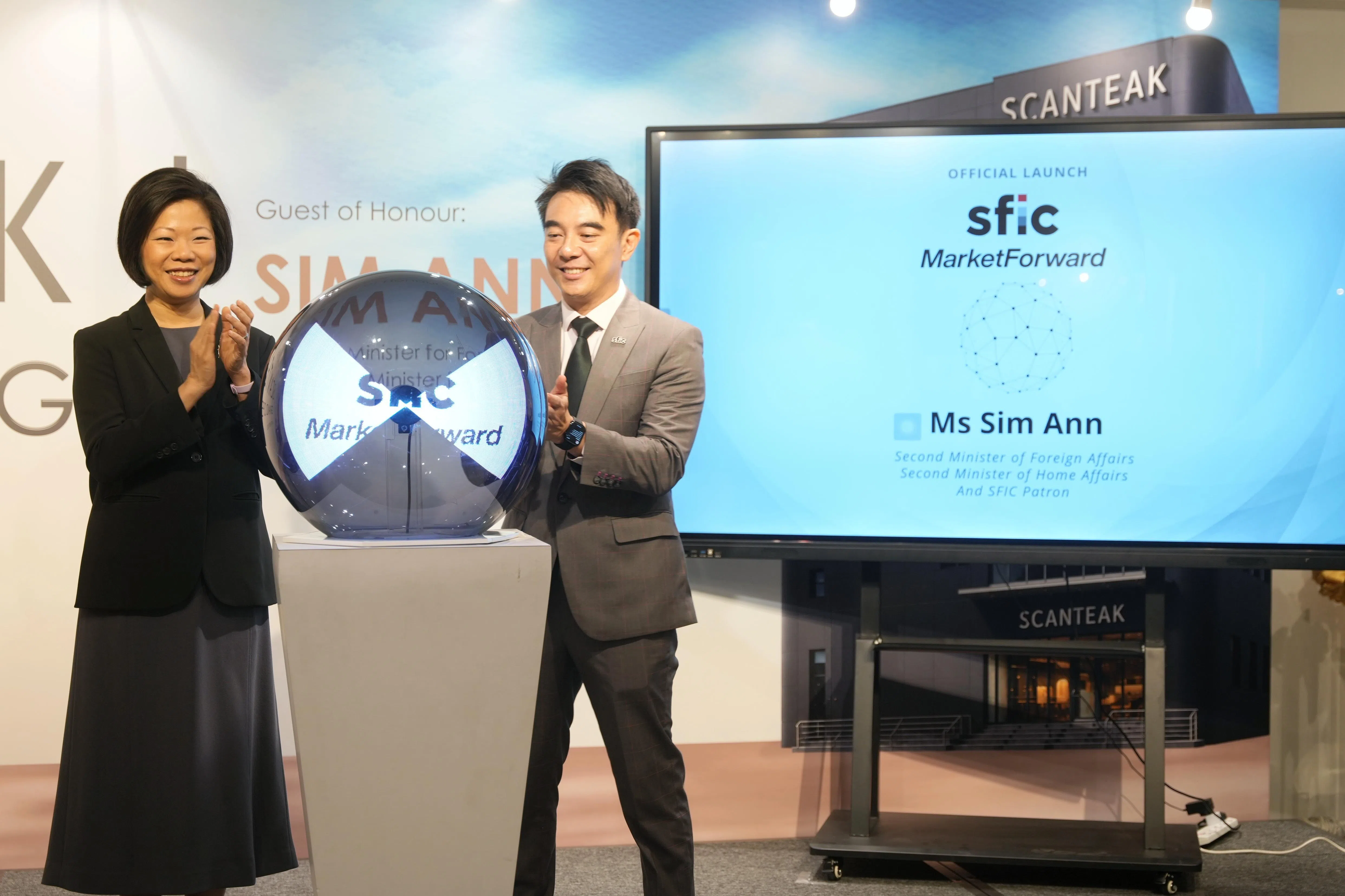 也是新加坡家具工业理事会（SFIC）赞助人的外交部兼内政部第二部长沈颖（左）星期五（9月4日）与SFIC副会长颜旭文一同推介新的家具行业发展计划MarketForward。（谢智扬摄）