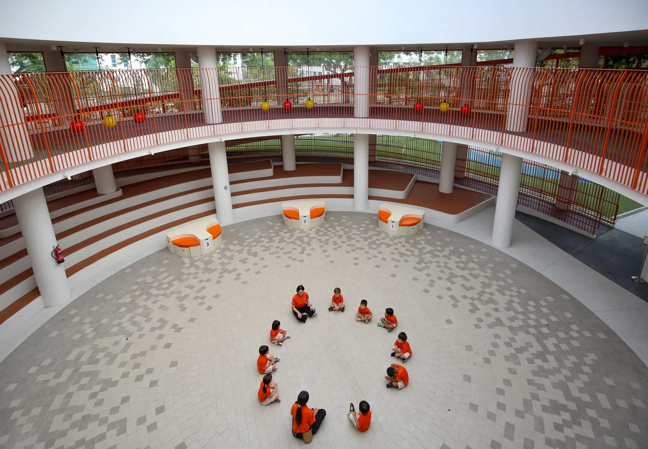 这家在白沙改建自洛阳小学旧校舍的幼乐园，重新设计的操场增设了螺旋环结构、适合学龄前儿童的游乐设施，教师可以带领学生在这里进行各种游戏活动。（刘志诚摄）