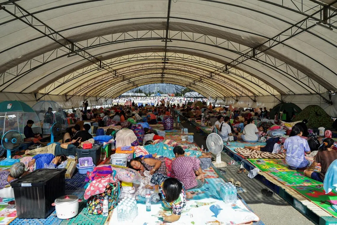 泰国四个边境地区有超过38万名平民撤离，约3万5000多人已被安置在临时避难所。（路透社）