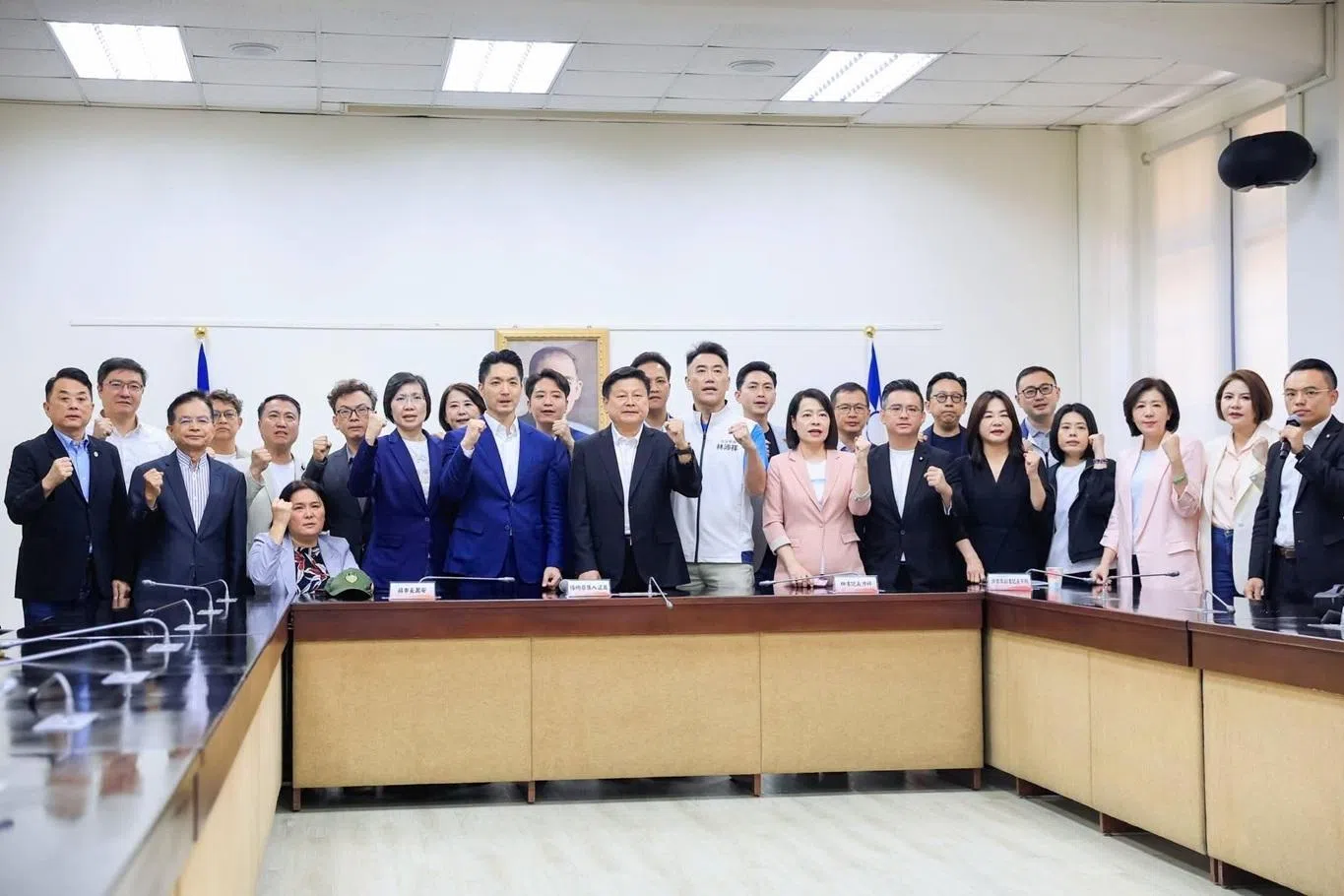 台北市长蒋万安（前排左五）星期五（7月17日）到立法院拜会民众党立院党团，并与国民党立院党团成员进行闭门会议。（蒋万安脸书）