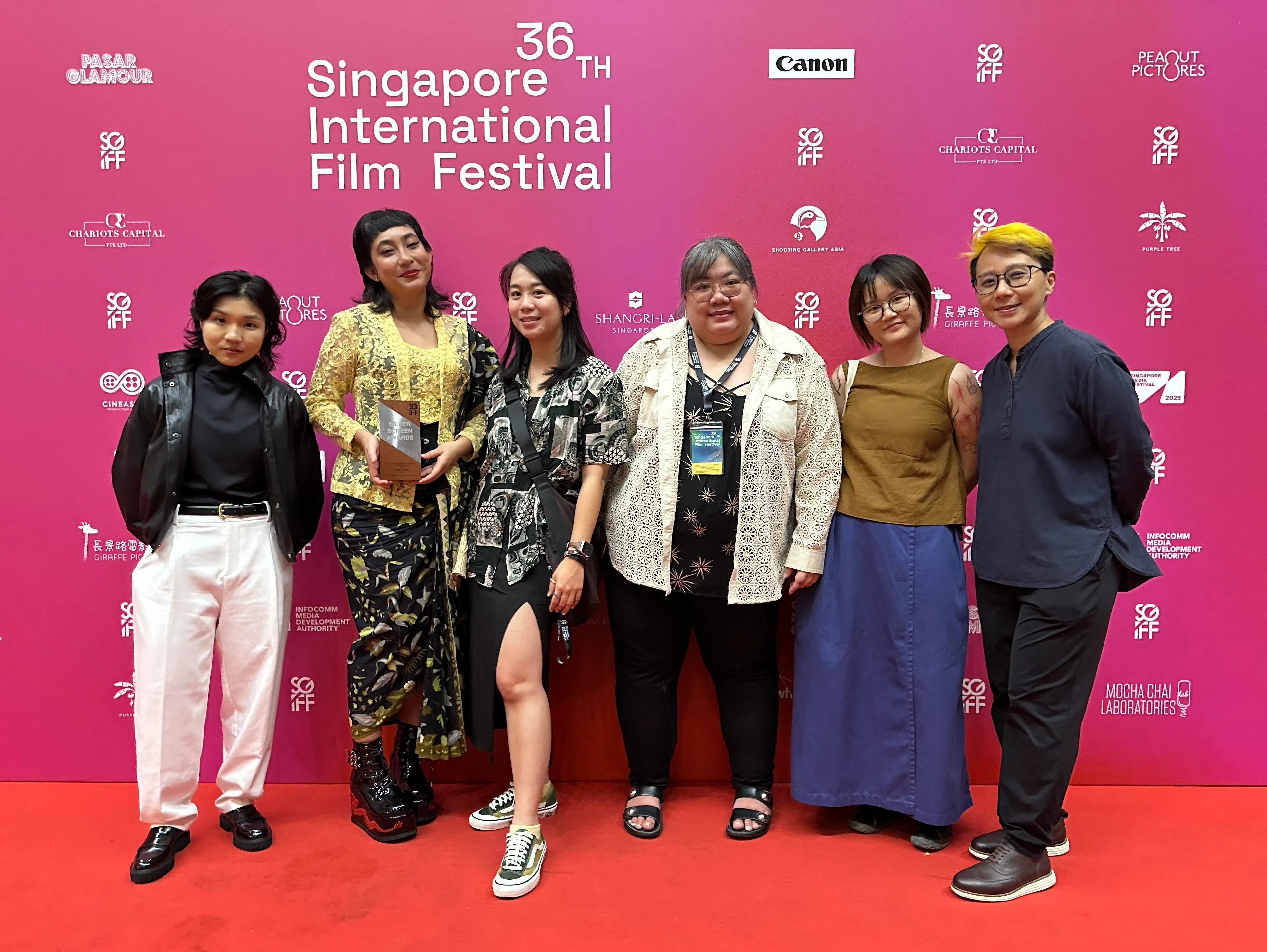 《果》主创团队，包括女主角Tysha Khan（左二）和导演林镌霓（右一）在2025年第36届新加坡国际电影节上领奖。（档案照）