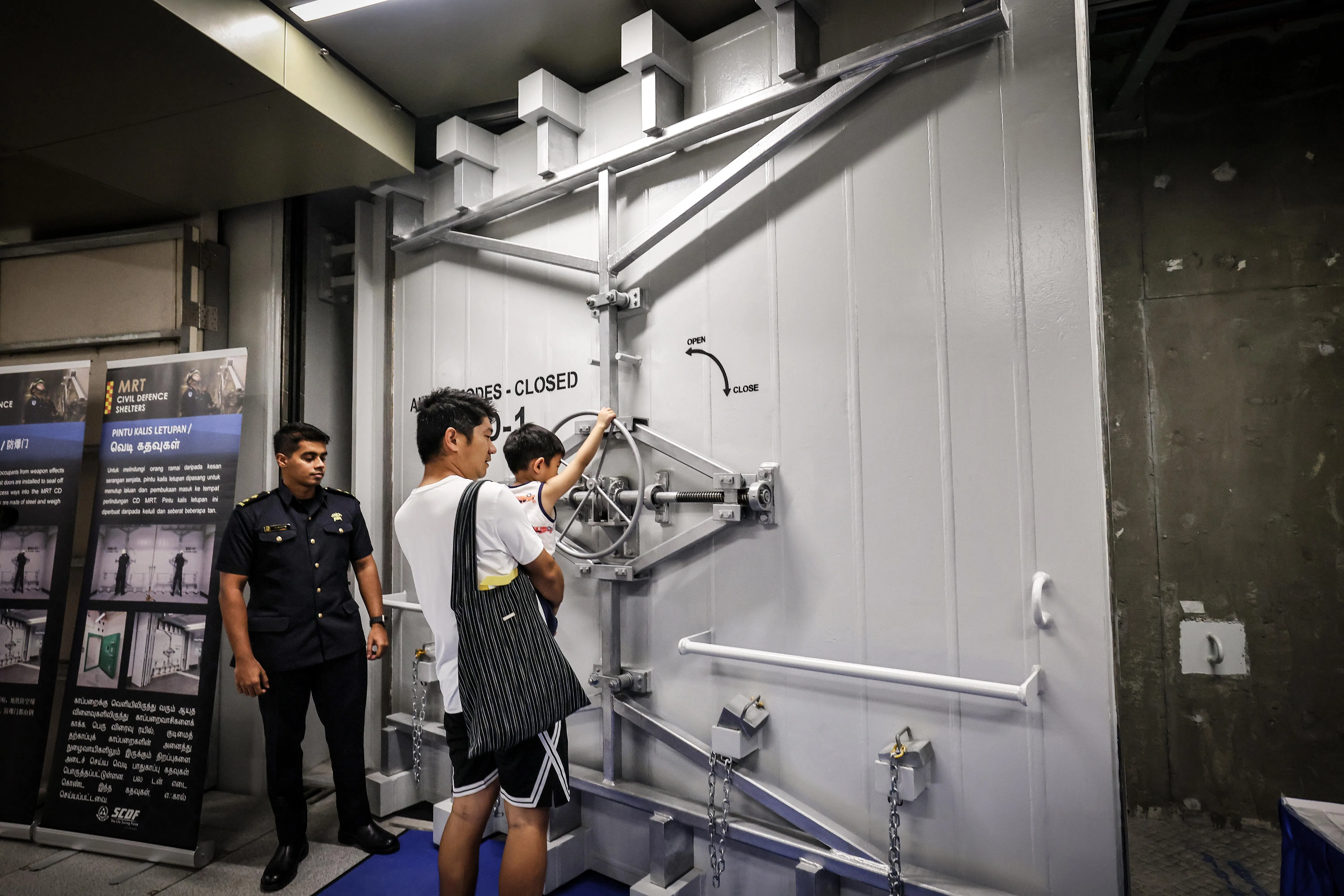 广东民站可用作防空壕，设有重达几吨的钢铁防爆门，在发生暴力事件等紧急情况时可保护民众。（唐家鸿摄）