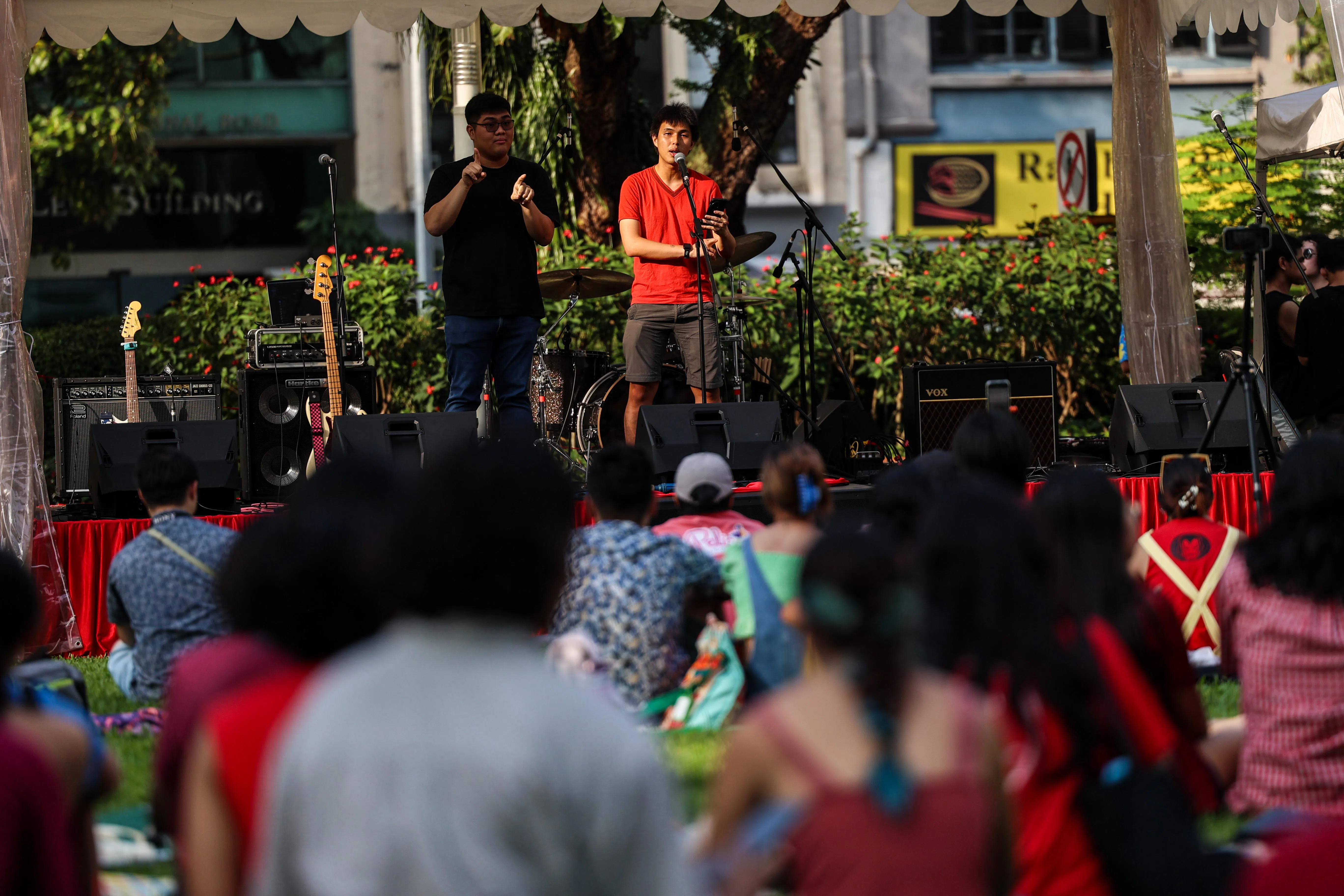 绿色组织LepakinSG创办人何翔天（台上红衣者）演讲时说，碳密集领域和企业应该扛起保育的责任。（关俊威摄）
