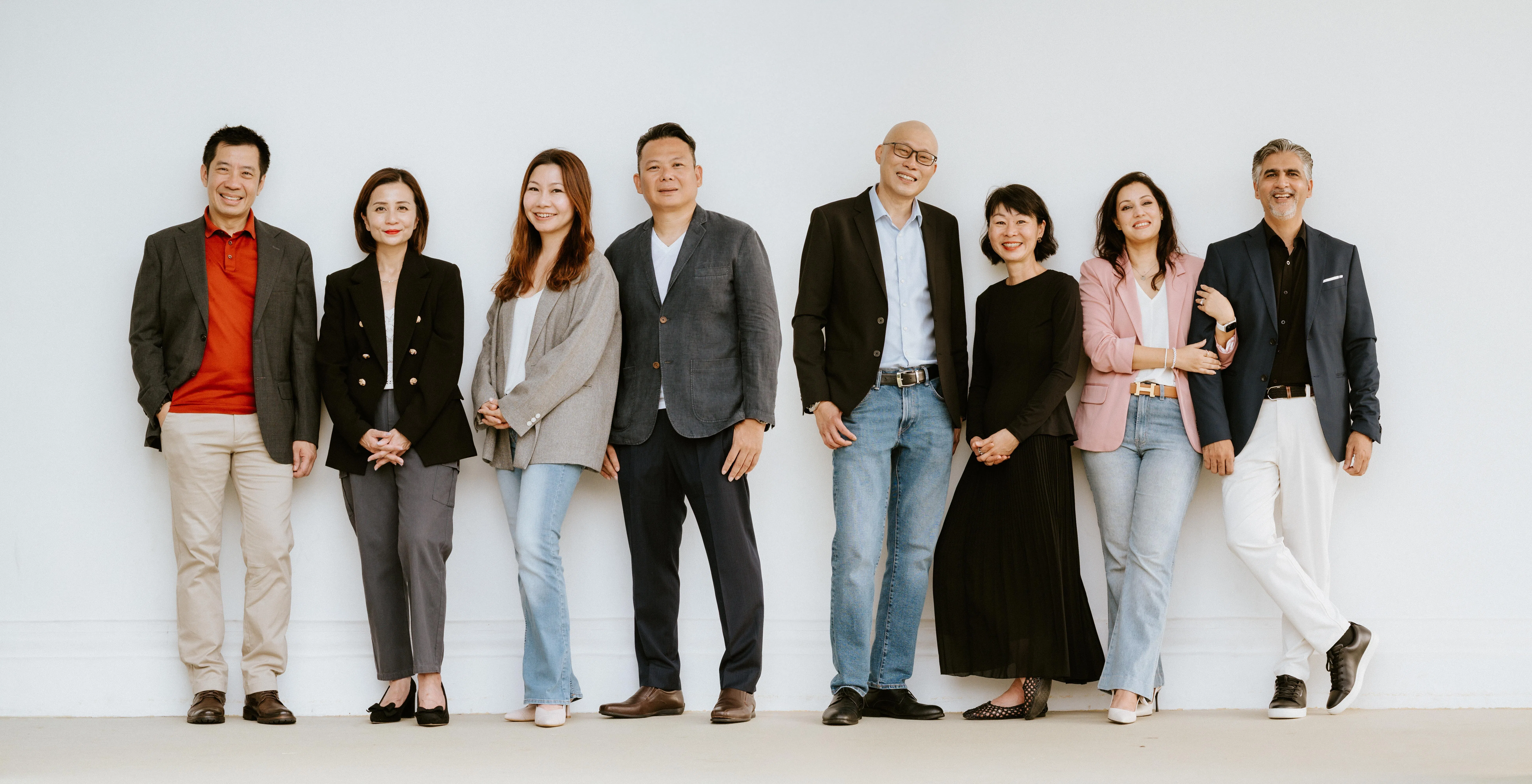 对因DIPG痛失孩子的四个家庭来说，只要能将更多DIPG治疗方案和研究成果带到新加坡，治愈DIPG的宏大目标就变得指日可待。图中左边两对及右边第一对夫妇是联合创立DIPG Alliance基金会的吕德利和翁琳达、蔡伟玲和周映彬、米拉（Myra A Hussain）和赛义德（Syed H Tirmizi），他们连同右边第二对的何德民和辜晓菁是董事会成员。（DIPG Alliance提供）