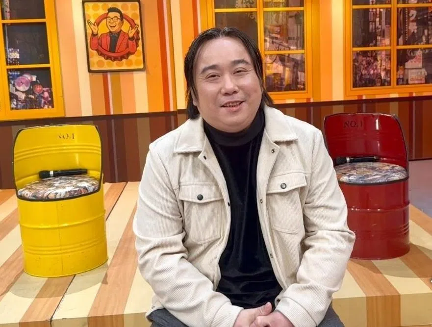 小彬彬罕有露面，整个人发福许多，和两年前的他“胖”若两人。（互联网）