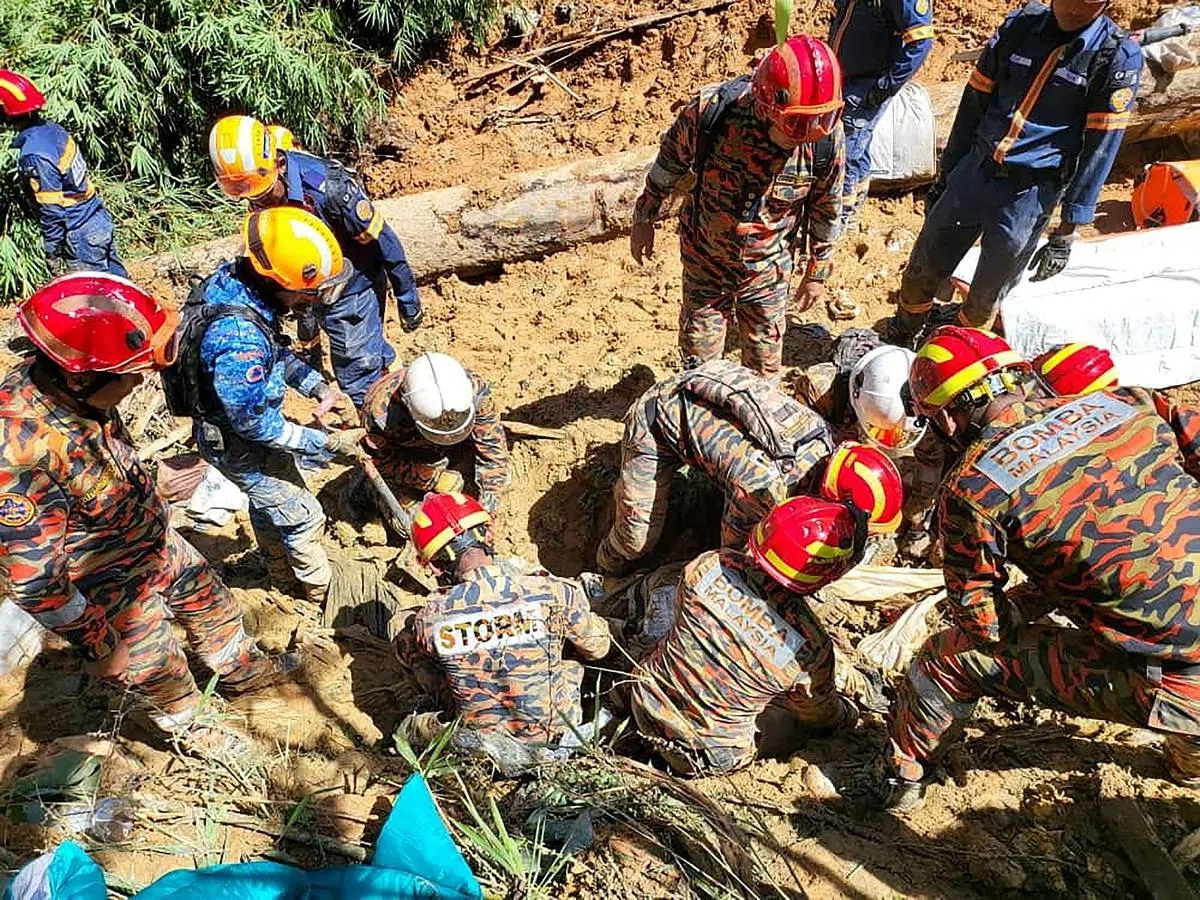 马国当局派出超过600人参与救援行动，在泥石堆中搜寻受困者。（路透社）