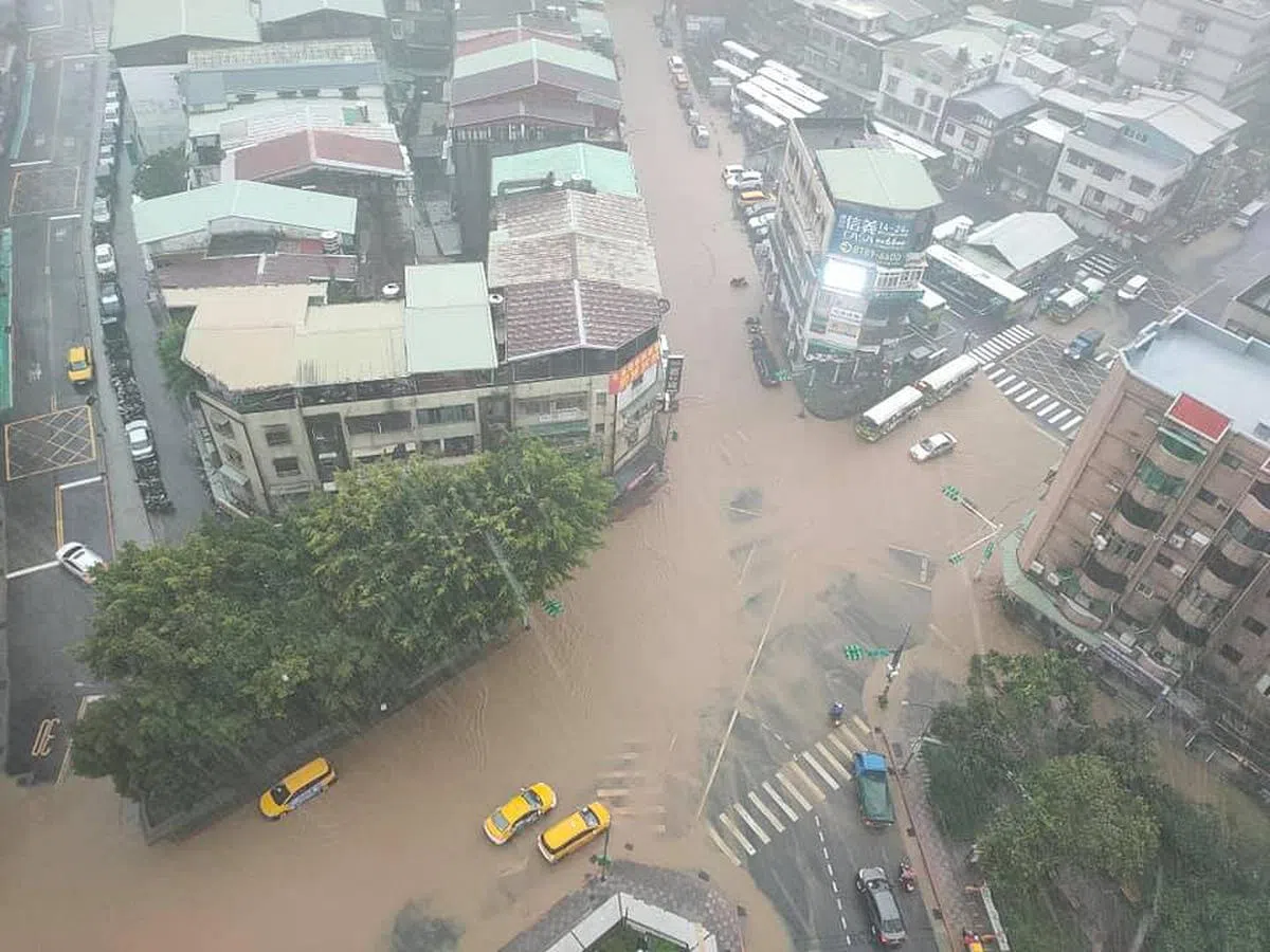 网民在面簿分享的照片显示，夹杂土石的雨水覆盖台北部分路段。（面簿/Fred Hu/信义区三两事）